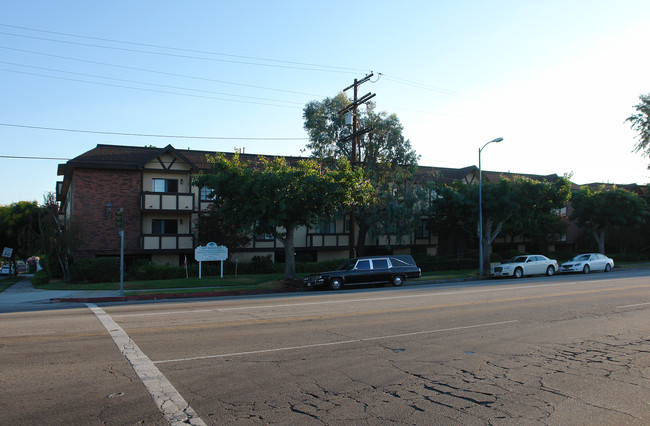 Burbank Apartments in North Hollywood, CA - Foto de edificio - Building Photo