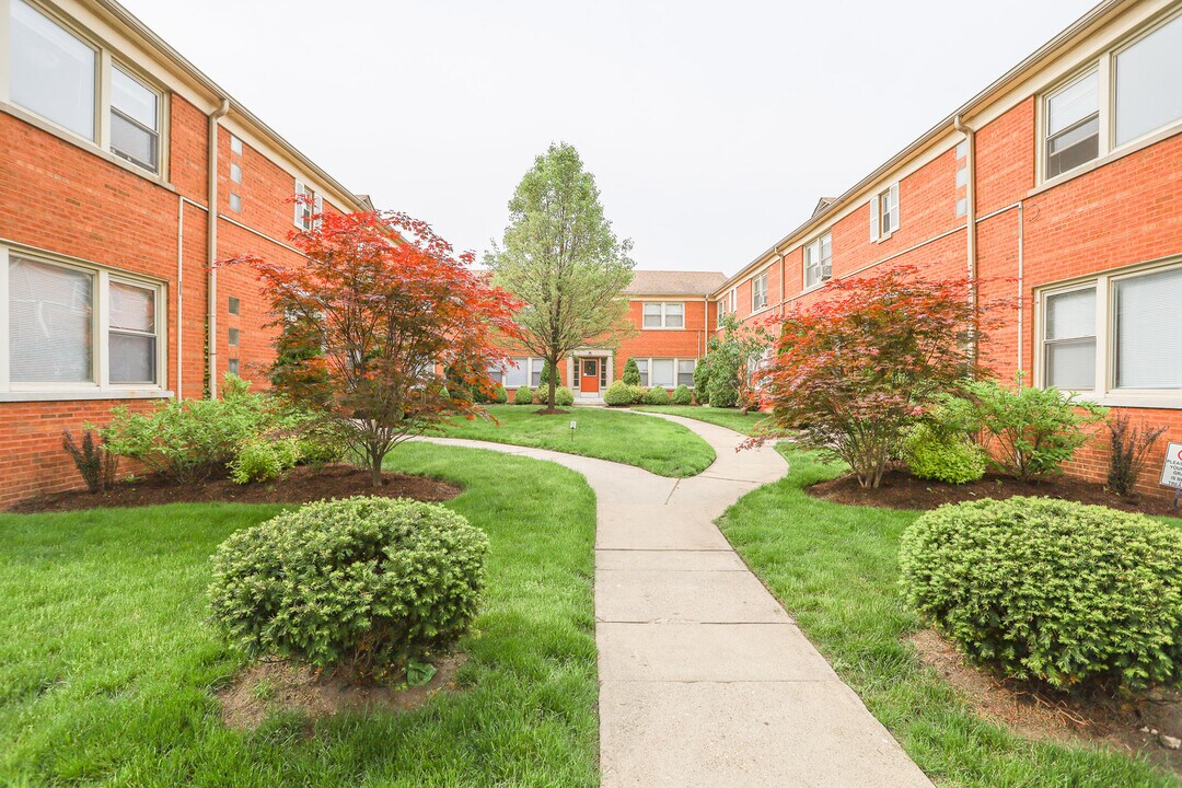 2103 W Farragut Ave in Chicago, IL - Building Photo