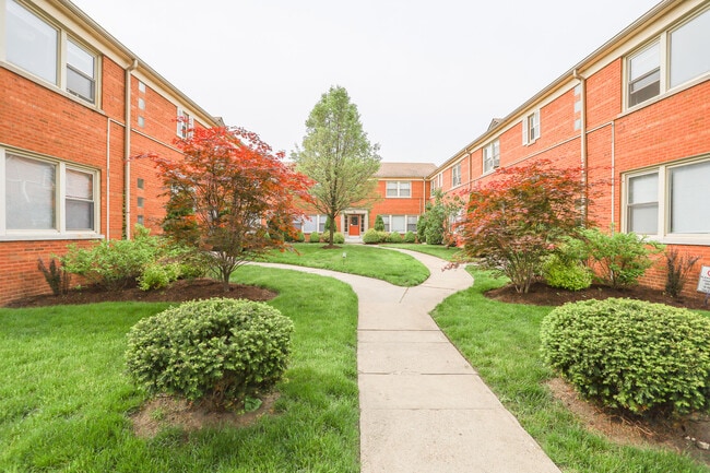 property at 2103 W Farragut Ave