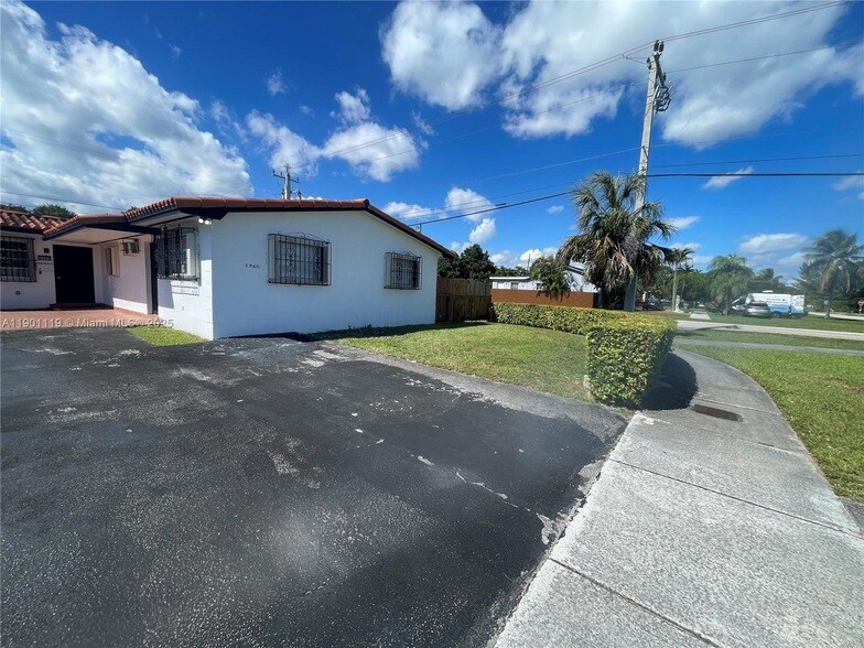 3960 SW 68th Ave in Miami, FL - Building Photo