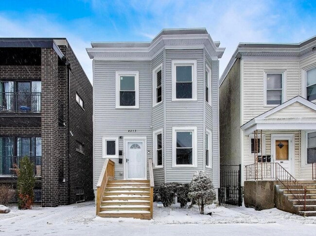 property at 4213 W Roscoe St