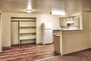 Fairview Oaks Woods in Fairview, OR - Building Photo