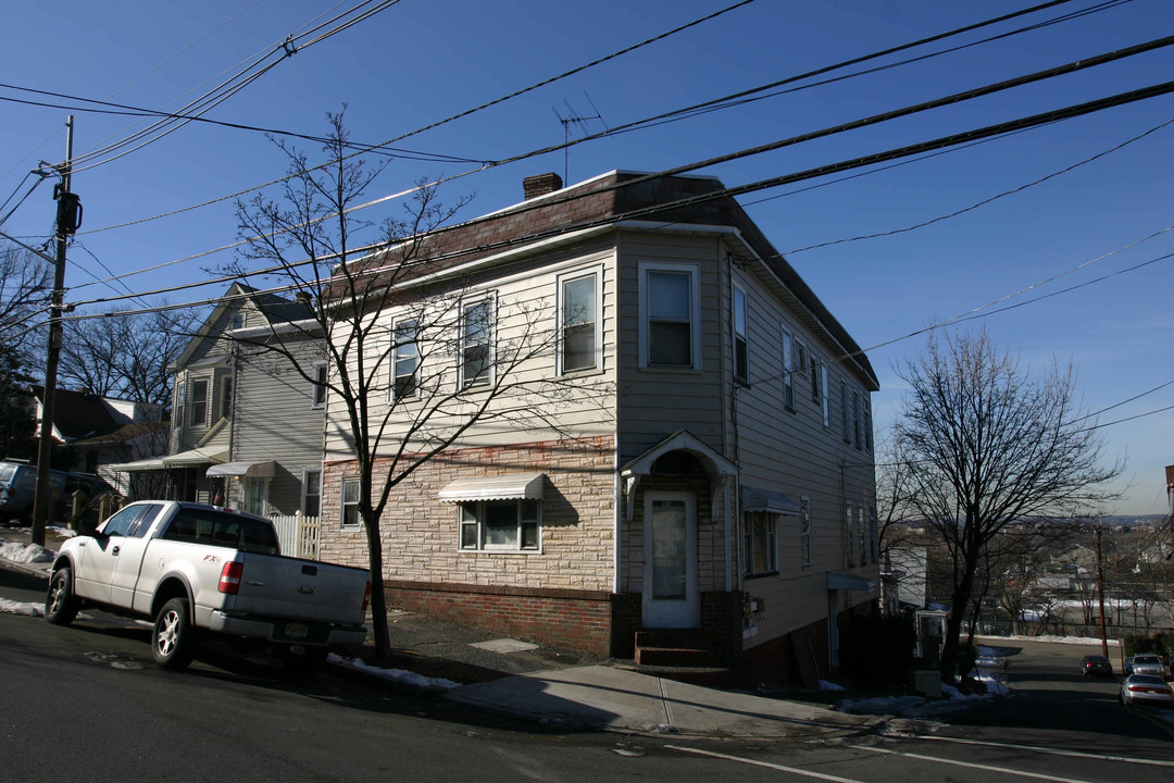 195 Wessington Ave in Garfield, NJ - Building Photo