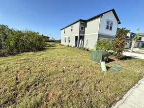 7583 Momentum Pky in Wesley Chapel, FL - Foto de edificio - Building Photo