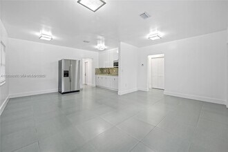 911 Sharar Ave in Opa Locka, FL - Foto de edificio - Building Photo