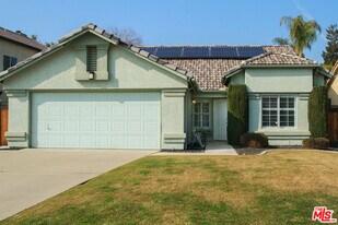 8506 Blue Heron Dr in Bakersfield, CA - Building Photo