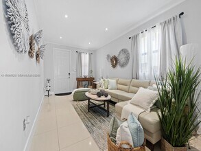 8781 NW 98th Ct in Doral, FL - Building Photo - Building Photo