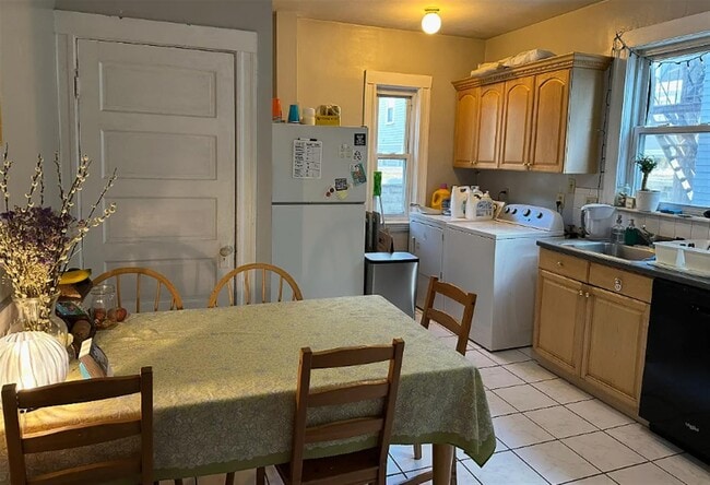 183 College Ave, Unit 1 in Somerville, MA - Building Photo - Building Photo