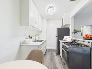 Roscoe Terrace in Canoga Park, CA - Foto de edificio - Building Photo