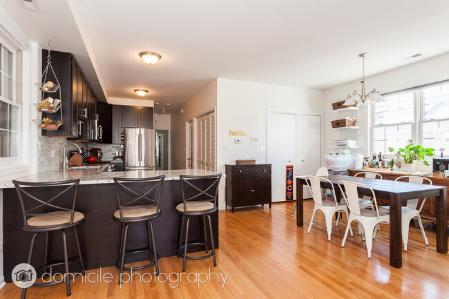 1417 W Erie St, Unit 2