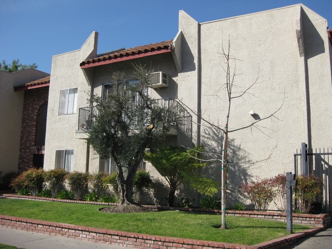 11035 Arminta St, Unit 206 in Los Angeles, CA - Building Photo - Building Photo