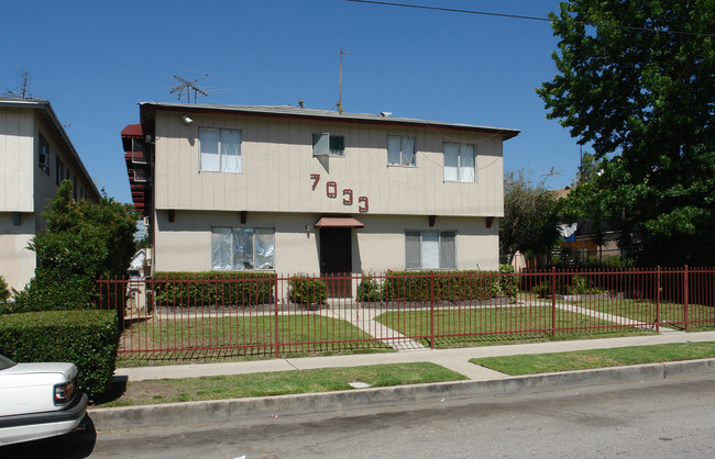 7033 Fulton Ave in North Hollywood, CA - Foto de edificio - Building Photo