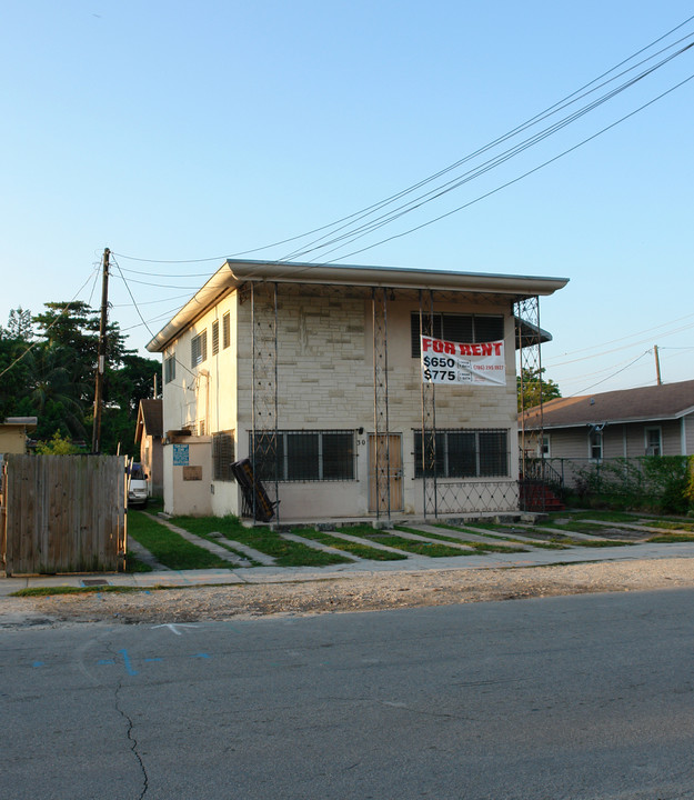 30 NE 78th St in Miami, FL - Foto de edificio