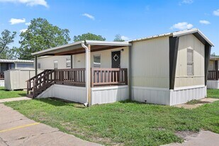 2222 N Austin Ave in Pearland, TX - Building Photo