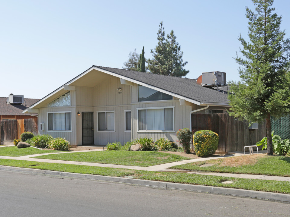 5605-5625 N 10th St in Fresno, CA - Building Photo