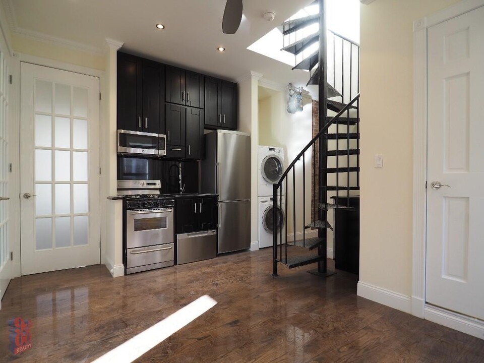 314 E 106th St in New York, NY - Building Photo