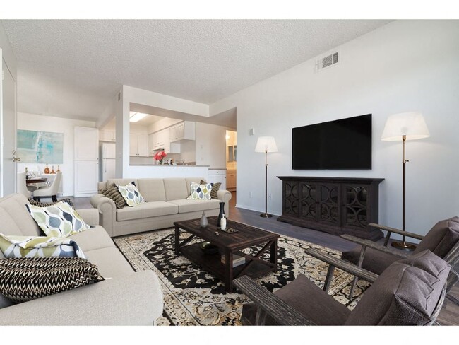 Costa Mesa Family Village in Costa Mesa, CA - Foto de edificio - Building Photo