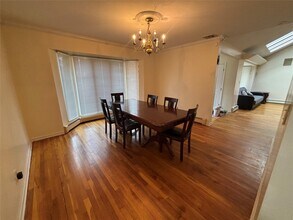 162 Birchwood Park Dr in Jericho, NY - Building Photo - Building Photo