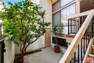 20224 Sherman Way in Los Angeles, CA - Building Photo - Building Photo