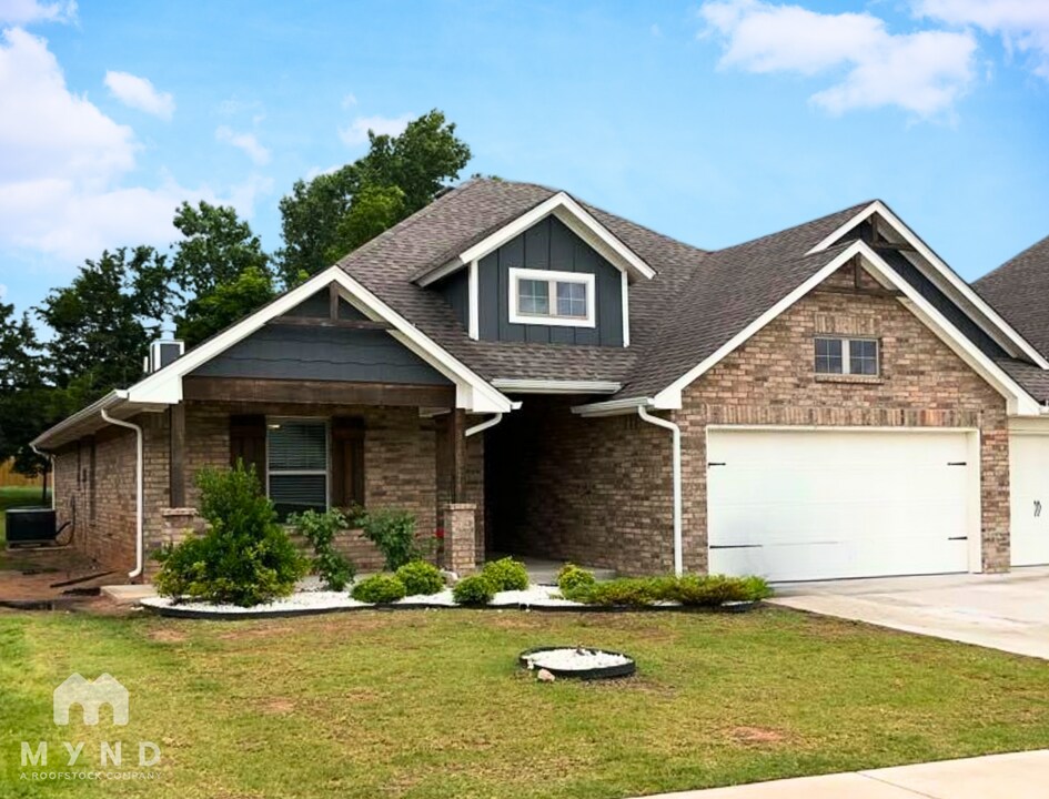804 E Barajas Terrace in Mustang, OK - Building Photo