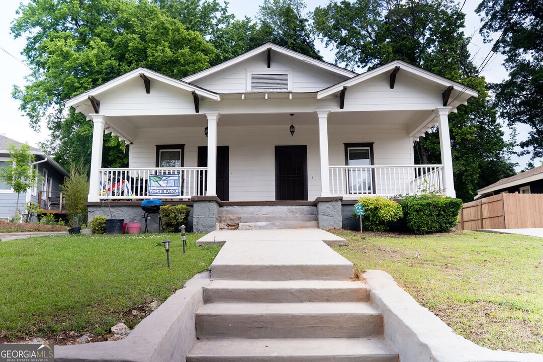 825 Brookline St SW in Atlanta, GA - Building Photo