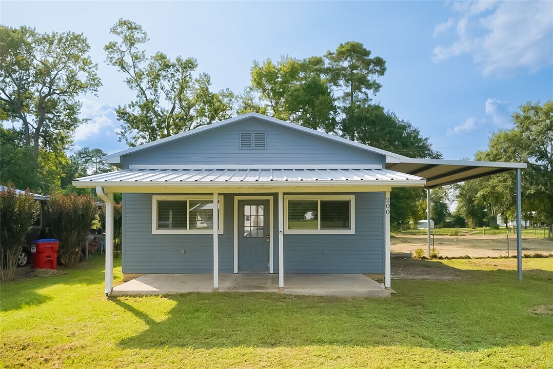 200 Ritchey Rd in Coldspring, TX - Building Photo
