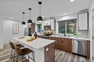 6737 25th Ave SW in Seattle, WA - Building Photo - Building Photo