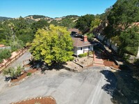 111 Deer Hollow Rd in San Anselmo, CA - Foto de edificio - Building Photo