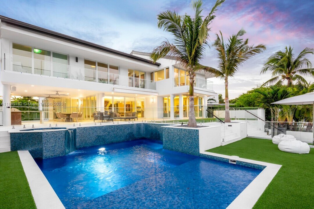 6819 Sunrise Pl in Coral Gables, FL - Foto de edificio