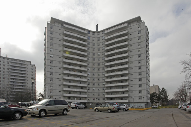 Baroness Apartments in Toronto, ON - Building Photo - Building Photo