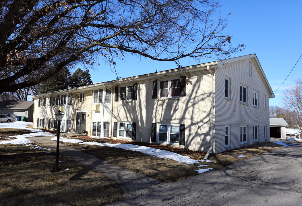 Patricia Park Apartments in Urbandale, IA - Building Photo