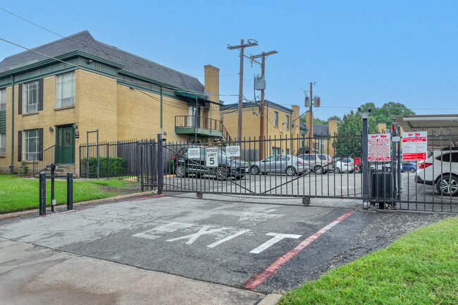 University Place in Dallas, TX - Building Photo - Building Photo