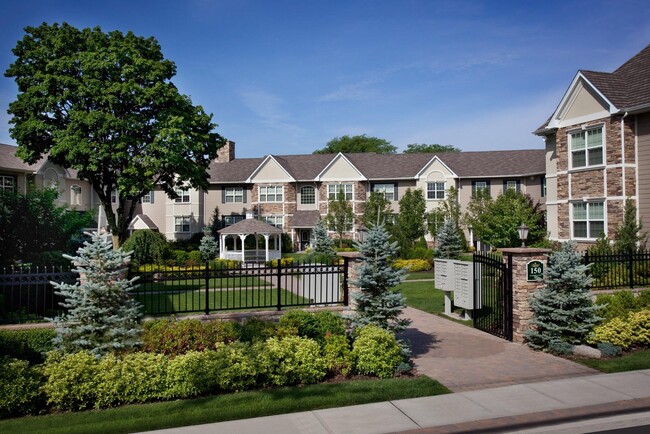 150 Secatogue Ave in Farmingdale, NY - Foto de edificio - Building Photo