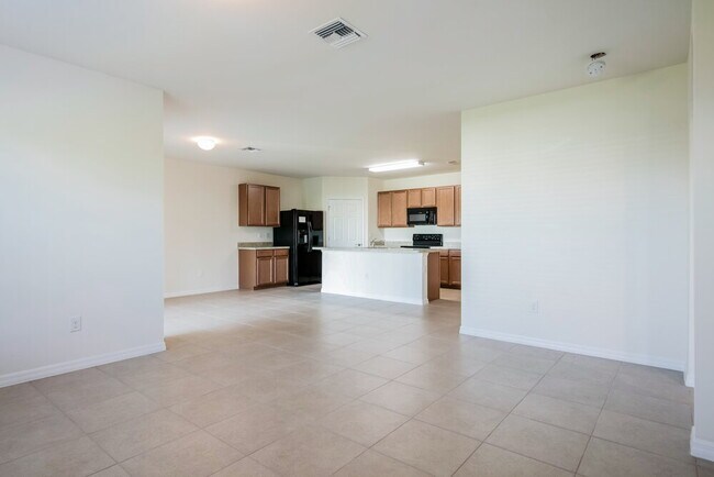 1005 SW 12th Ave in Cape Coral, FL - Building Photo - Building Photo