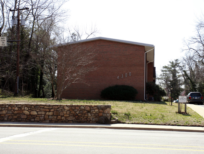 Columbia Courts in Arlington, VA - Building Photo - Building Photo