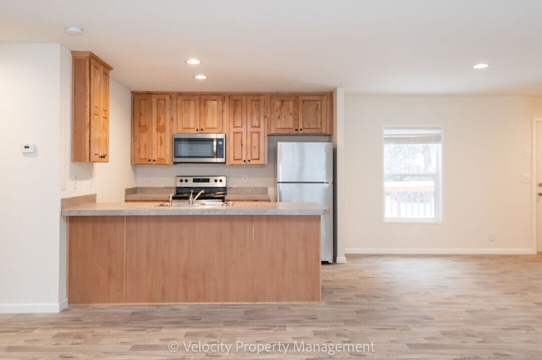 61071 Chuckanut Dr in Bend, OR - Building Photo