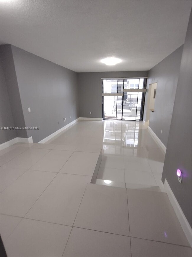 6061 Collins Ave in Miami Beach, FL - Building Photo - Building Photo
