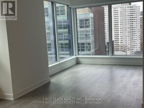 8 Wellesley St W in Toronto, ON - Building Photo - Building Photo