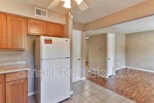 471 S Holmes Ave in Kirkwood, MO - Building Photo