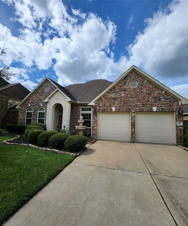 2205 Summit Pass Ln in League City, TX - Building Photo