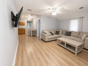 5361 Lake Rd S, Unit Upper in Brockport, NY - Foto de edificio - Building Photo
