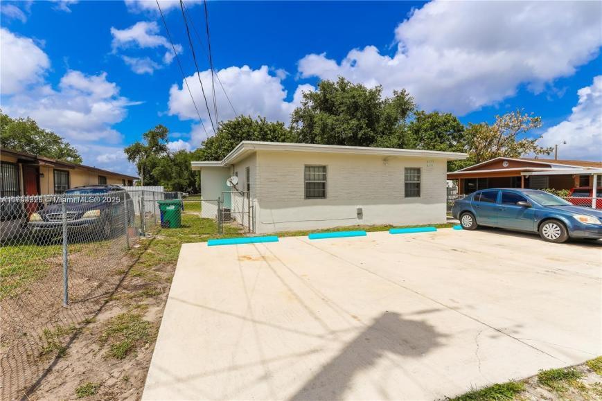 2171 NW 100th St in Miami, FL - Building Photo