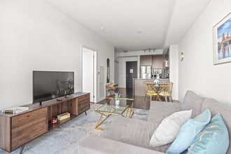 69 Holly St in Toronto, ON - Building Photo - Building Photo