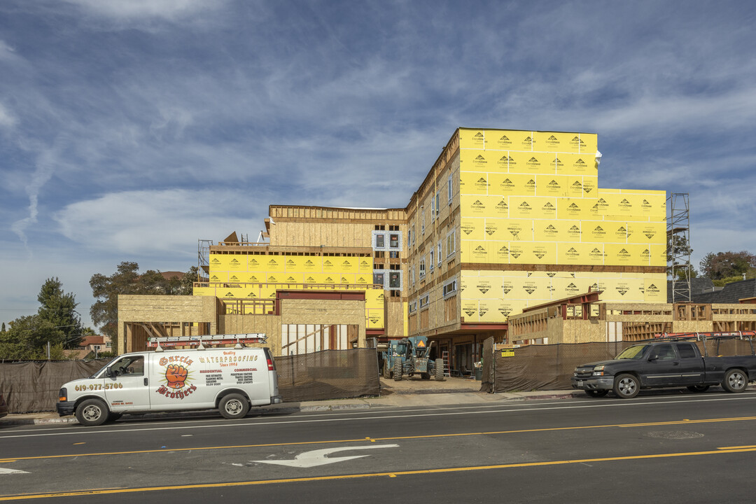 University Row House in La Mesa, CA - Foto de edificio