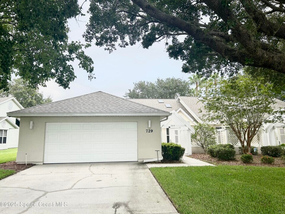 729 Kenwood Cir in Melbourne, FL - Building Photo