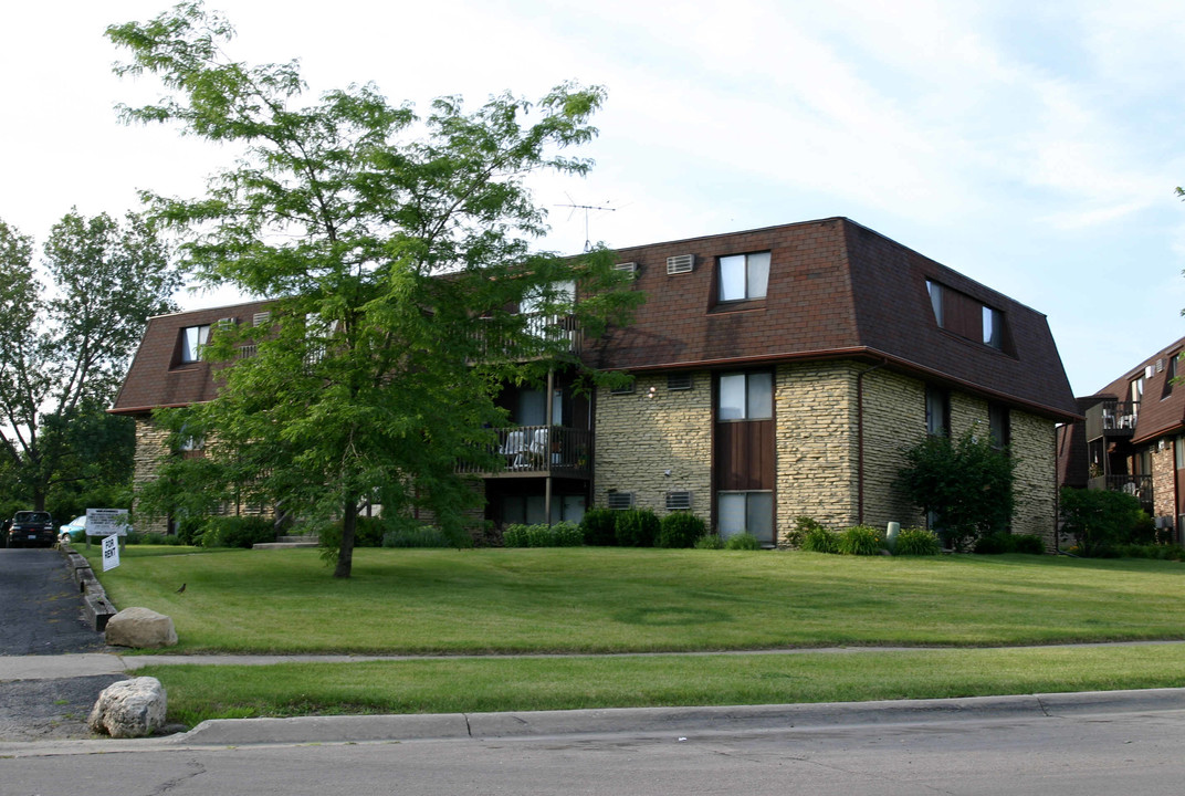 1400 Pioneer Rd in Crest Hill, IL - Building Photo