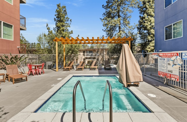 Legacy Apartments in Northridge, CA - Foto de edificio - Building Photo