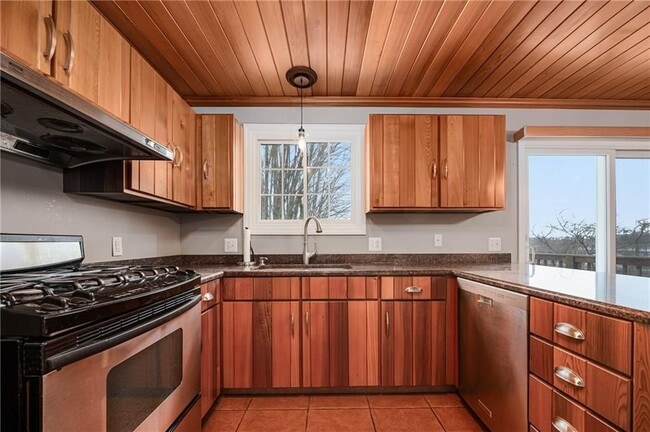 190 Gladstone St in Cranston, RI - Building Photo - Building Photo