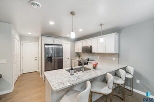 7563 S Grand Arbor Pl in Sioux Falls, SD - Building Photo