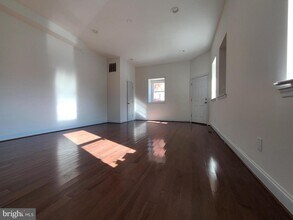 250 S Washington St in Baltimore, MD - Foto de edificio - Building Photo